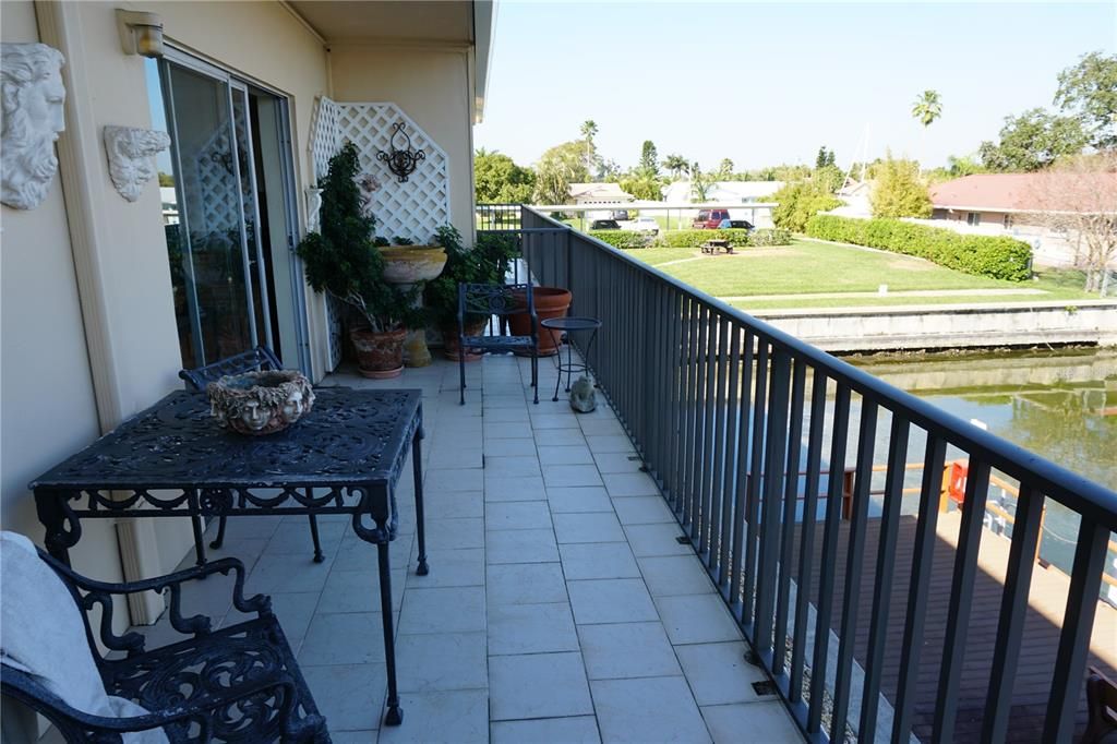 For Sale: $189,000 (1 beds, 1 baths, 840 Square Feet)