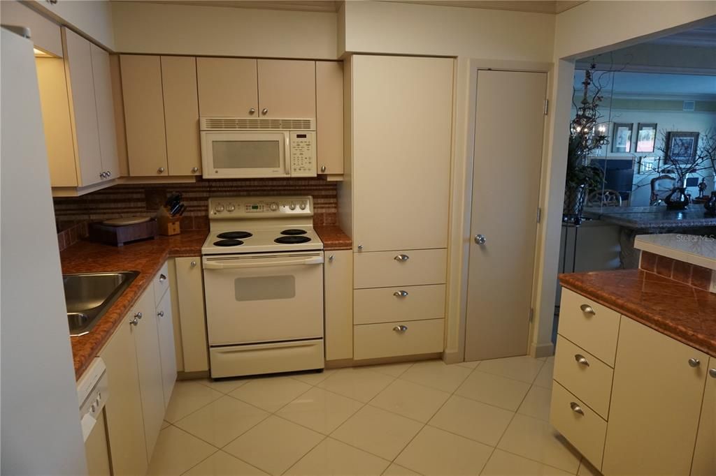 For Sale: $189,000 (1 beds, 1 baths, 840 Square Feet)