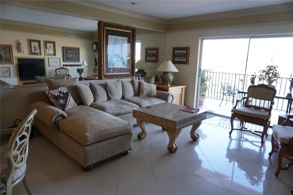 For Sale: $189,000 (1 beds, 1 baths, 840 Square Feet)