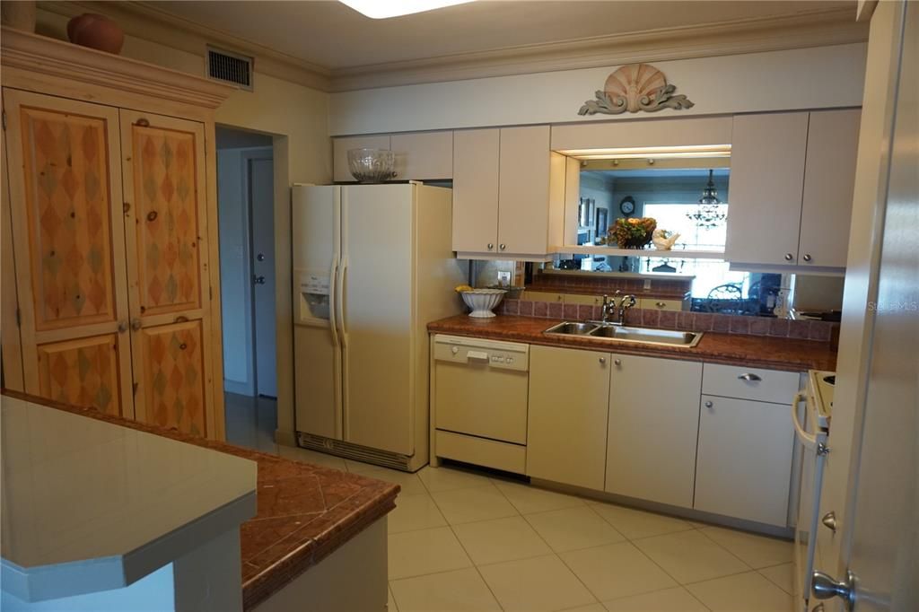 For Sale: $189,000 (1 beds, 1 baths, 840 Square Feet)