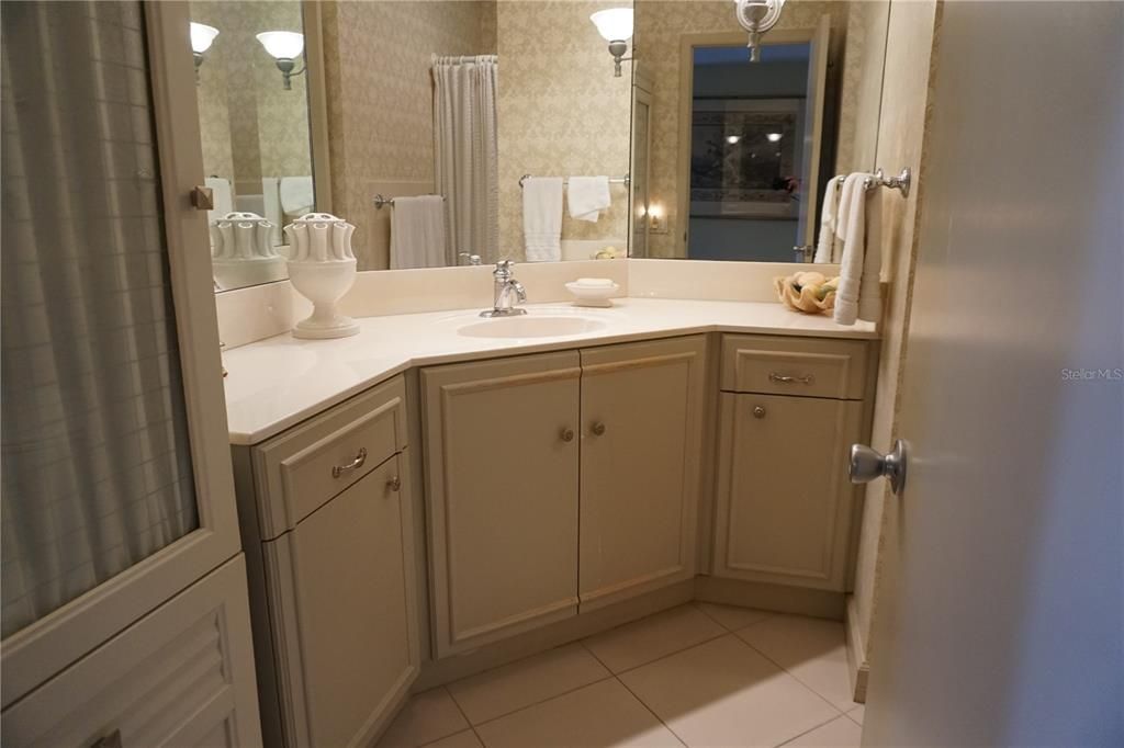 For Sale: $189,000 (1 beds, 1 baths, 840 Square Feet)