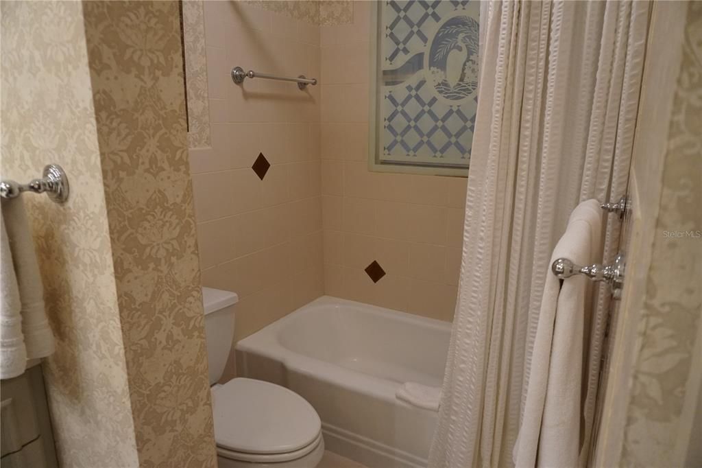 For Sale: $189,000 (1 beds, 1 baths, 840 Square Feet)