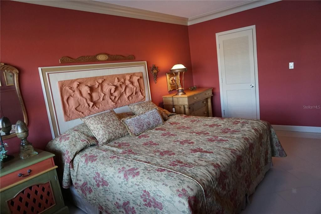 For Sale: $189,000 (1 beds, 1 baths, 840 Square Feet)