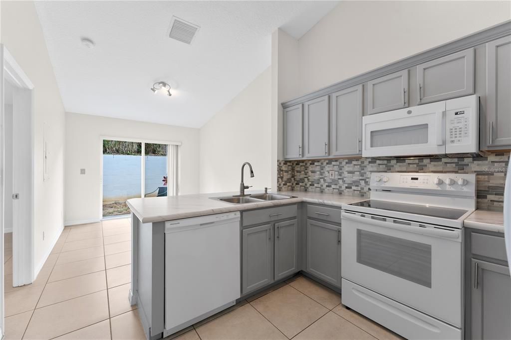 For Rent: $1,800 (2 beds, 2 baths, 924 Square Feet)