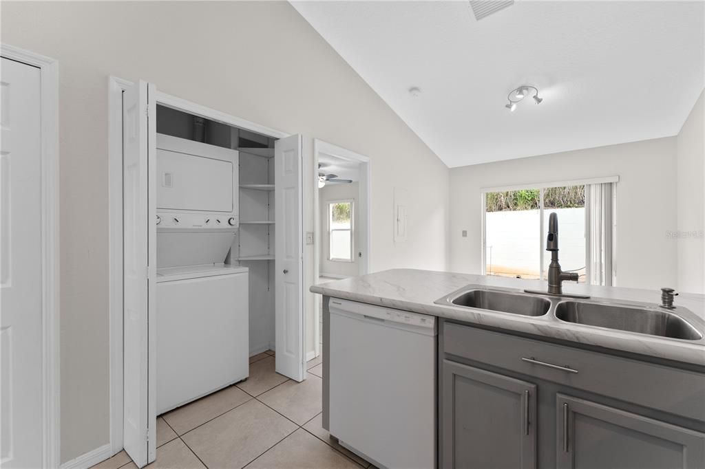 For Rent: $1,800 (2 beds, 2 baths, 924 Square Feet)