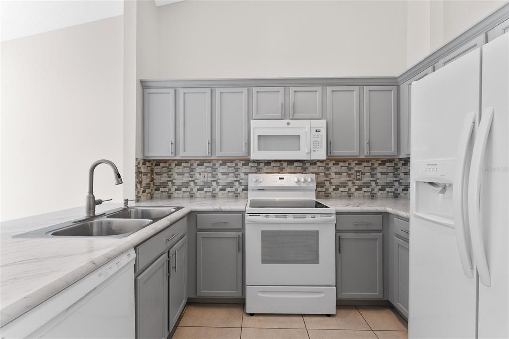 For Rent: $1,800 (2 beds, 2 baths, 924 Square Feet)