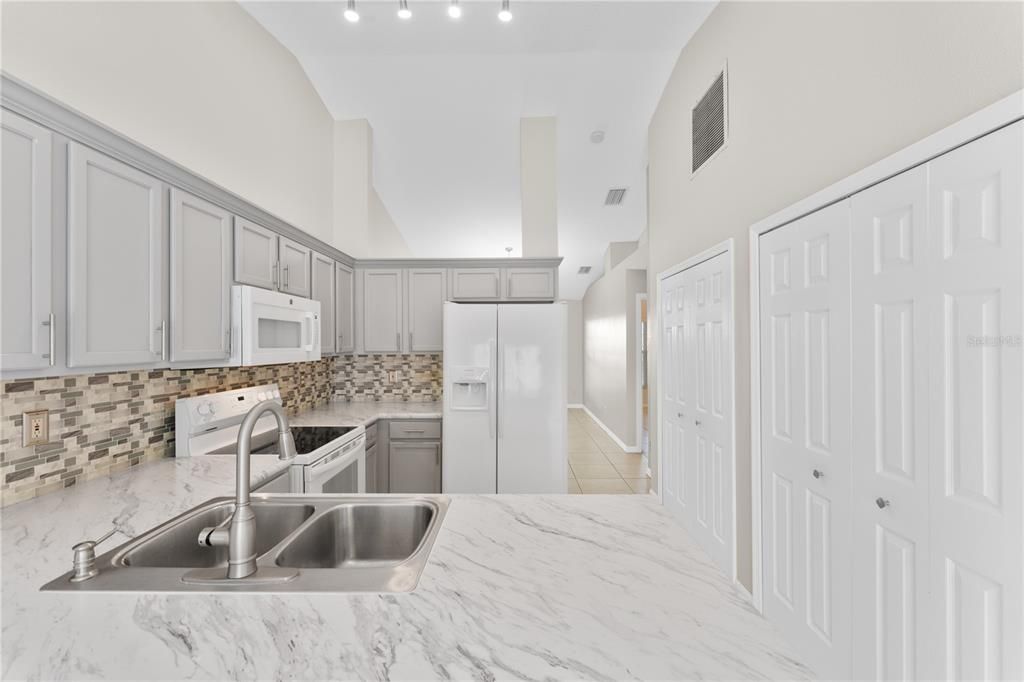 For Rent: $1,800 (2 beds, 2 baths, 924 Square Feet)