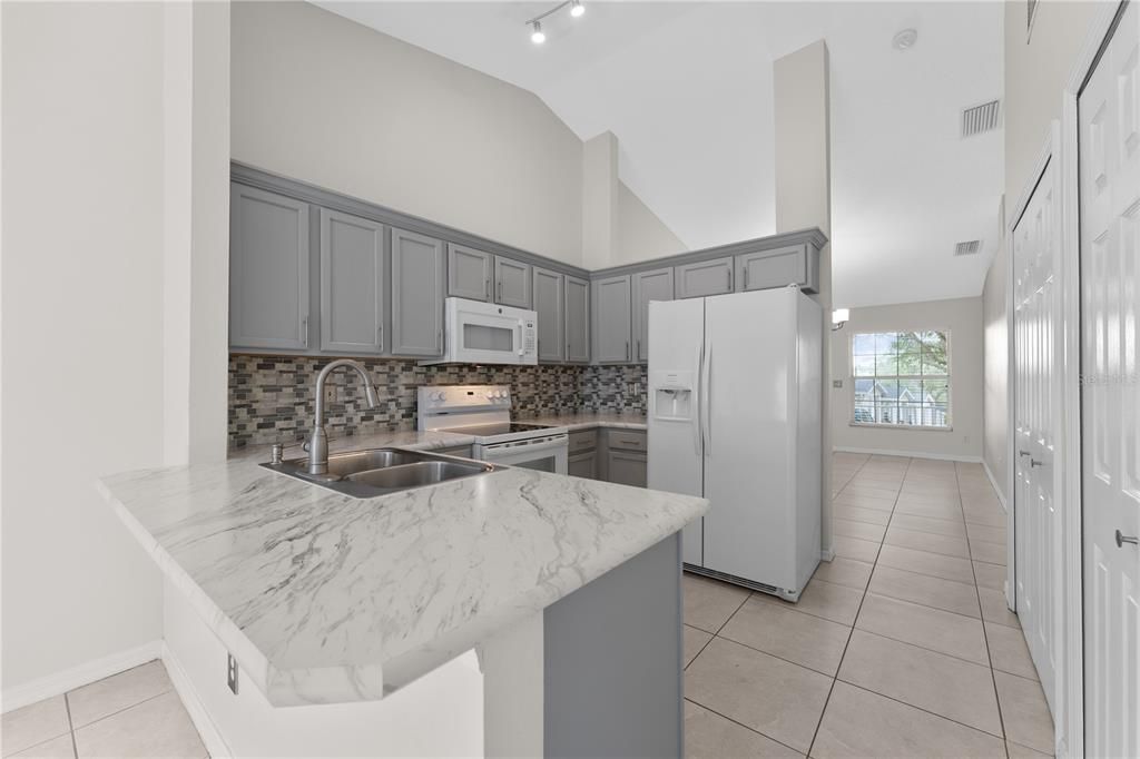 For Rent: $1,800 (2 beds, 2 baths, 924 Square Feet)