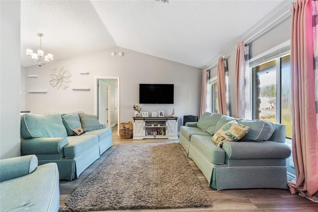 合同活跃: $425,000 (3 贝兹, 2 浴室, 1462 平方英尺)