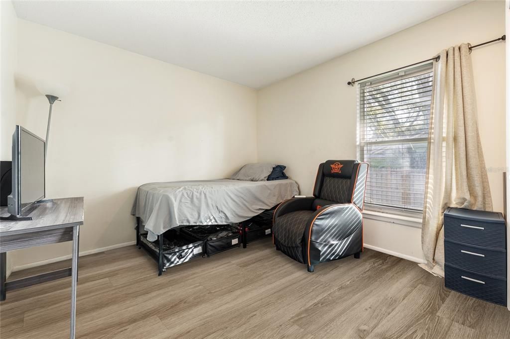 合同活跃: $425,000 (3 贝兹, 2 浴室, 1462 平方英尺)