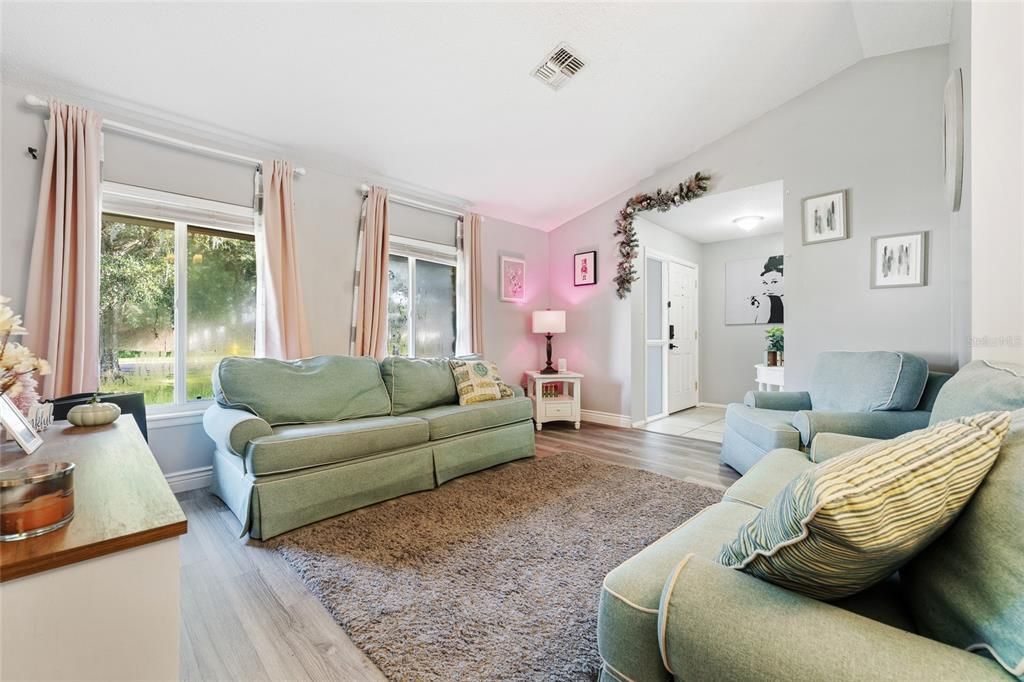 合同活跃: $425,000 (3 贝兹, 2 浴室, 1462 平方英尺)