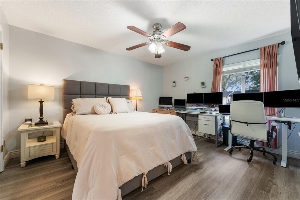 合同活跃: $425,000 (3 贝兹, 2 浴室, 1462 平方英尺)