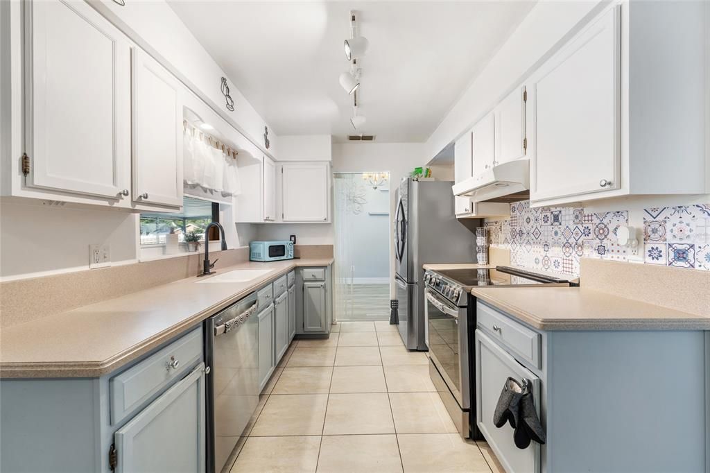 合同活跃: $425,000 (3 贝兹, 2 浴室, 1462 平方英尺)