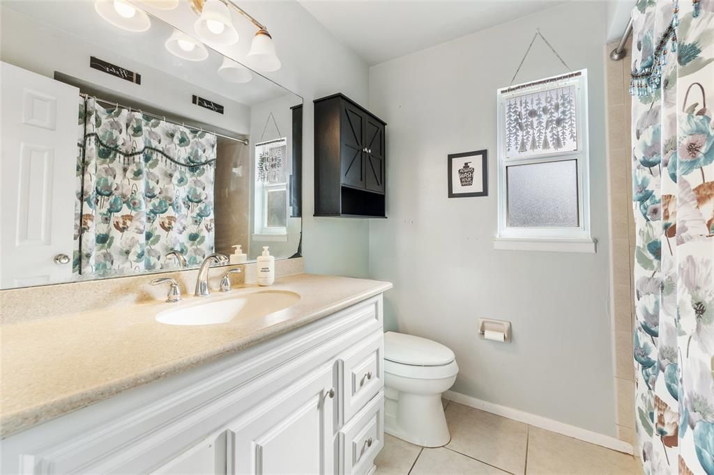 合同活跃: $425,000 (3 贝兹, 2 浴室, 1462 平方英尺)