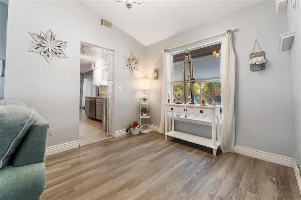 合同活跃: $425,000 (3 贝兹, 2 浴室, 1462 平方英尺)