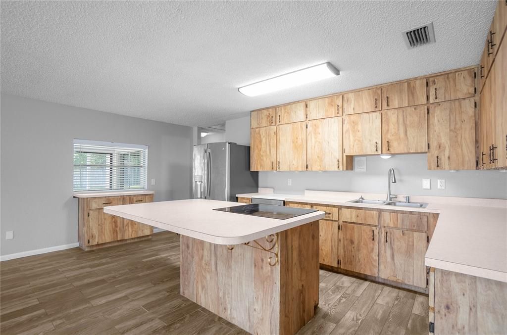 For Sale: $335,000 (4 beds, 3 baths, 2203 Square Feet)