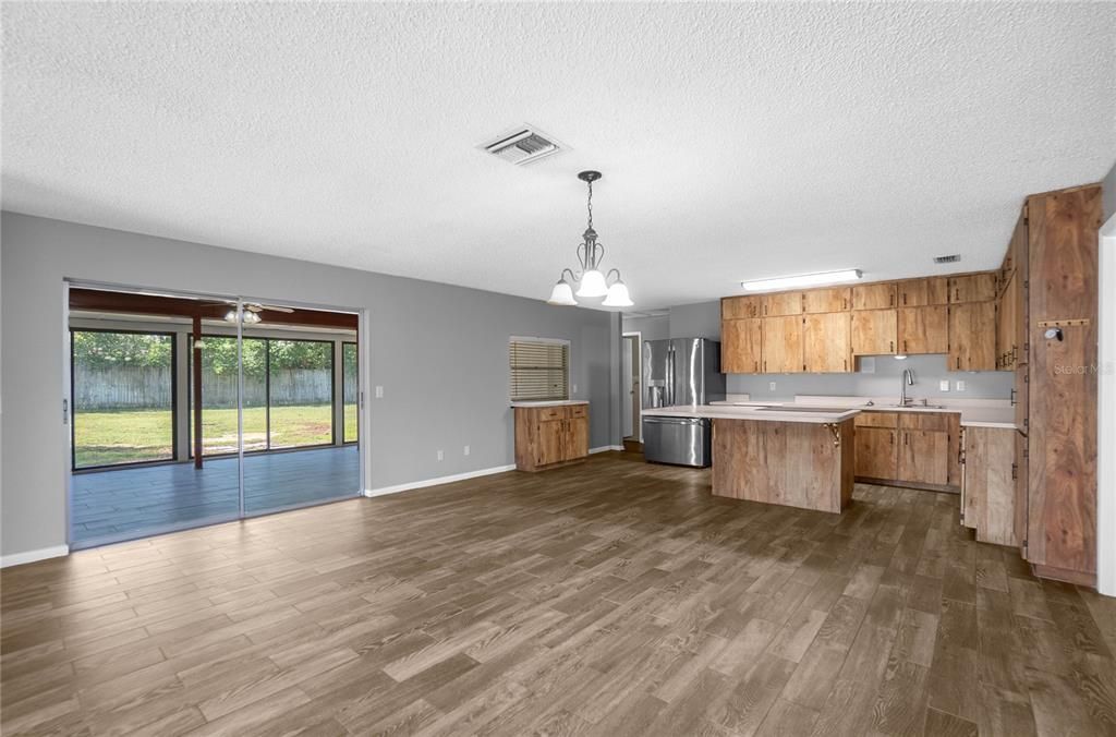 For Sale: $335,000 (4 beds, 3 baths, 2203 Square Feet)