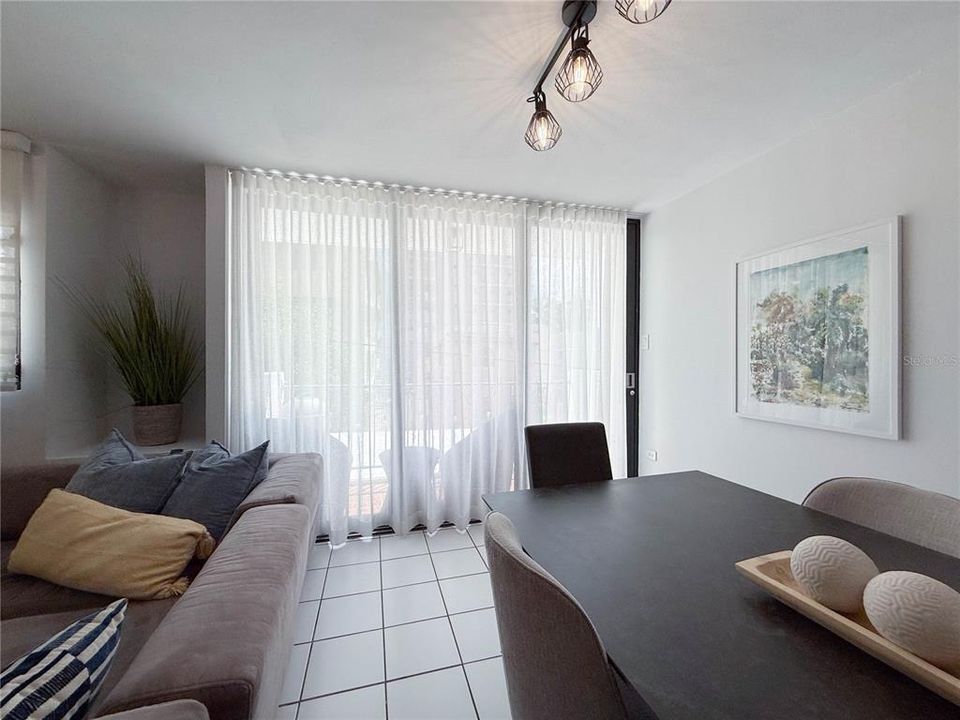 出租: $3,000 (3 贝兹, 2 浴室, 1150 平方英尺)