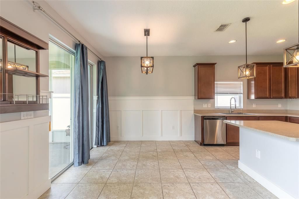 合同活跃: $319,900 (3 贝兹, 2 浴室, 1505 平方英尺)