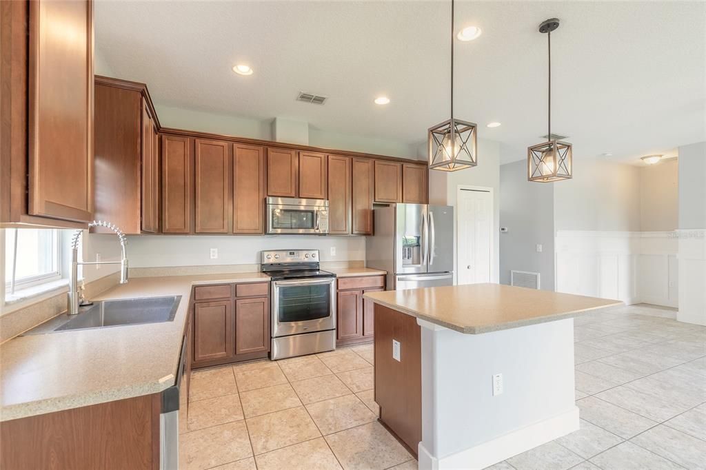 合同活跃: $319,900 (3 贝兹, 2 浴室, 1505 平方英尺)