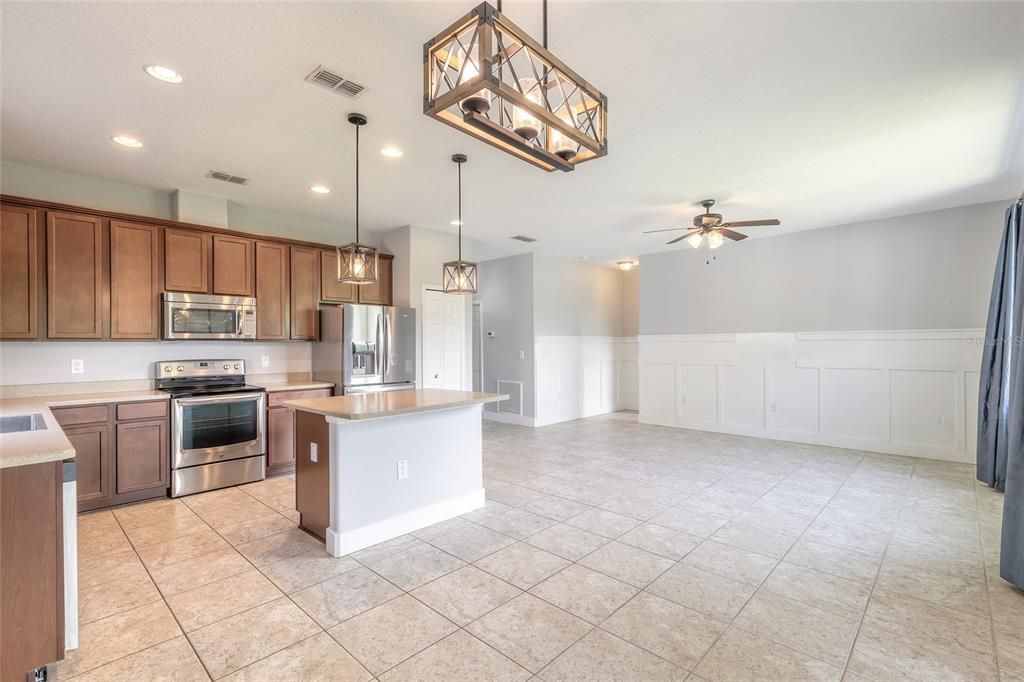 合同活跃: $319,900 (3 贝兹, 2 浴室, 1505 平方英尺)