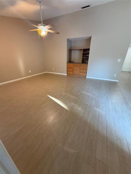 Activo con contrato: $2,790 (3 camas, 2 baños, 1619 Pies cuadrados)