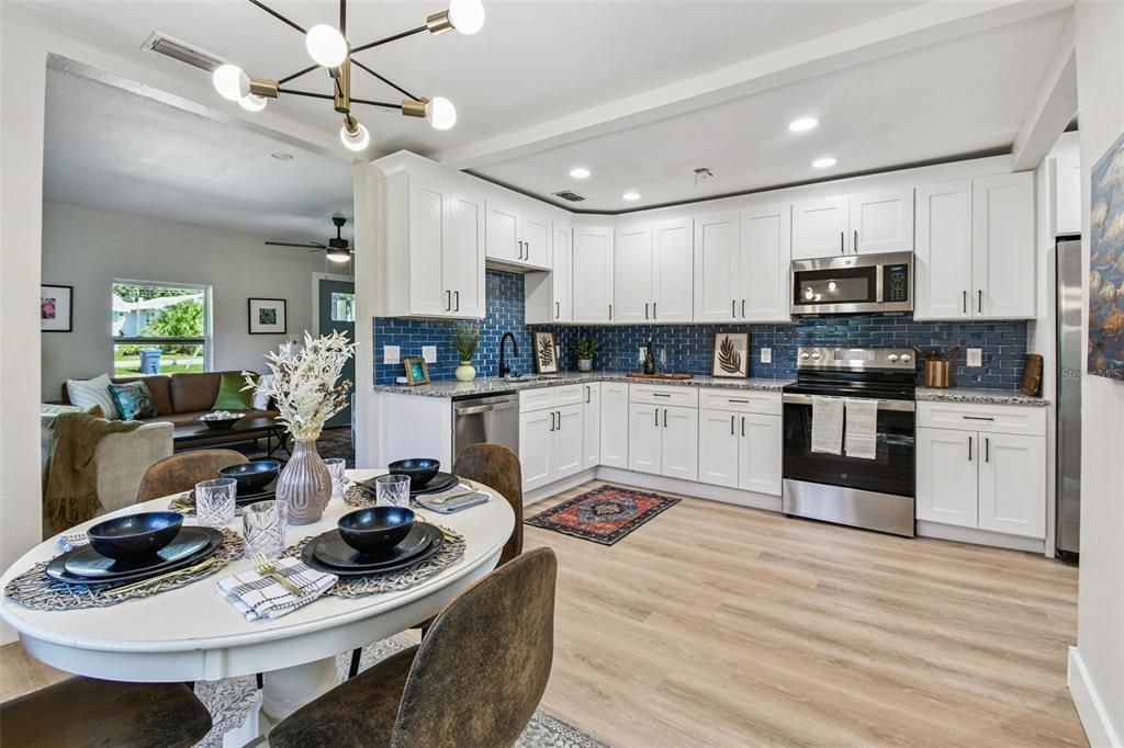 Active With Contract: $267,900 (2 beds, 1 baths, 897 Square Feet)