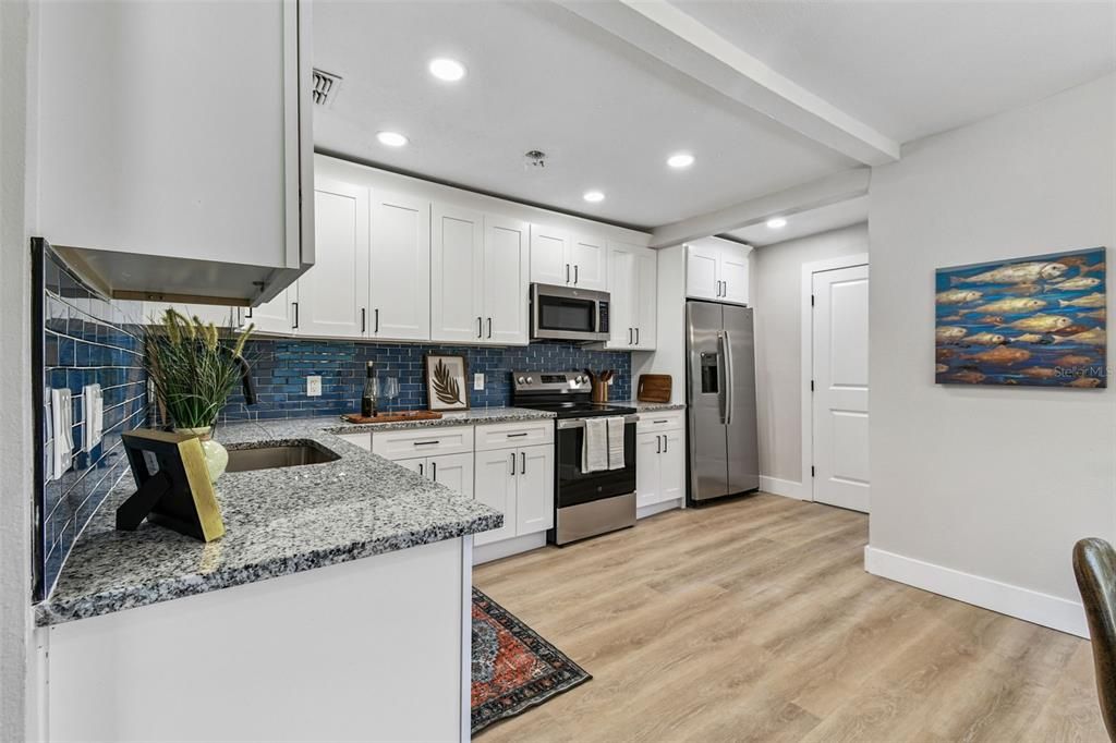 Active With Contract: $267,900 (2 beds, 1 baths, 897 Square Feet)