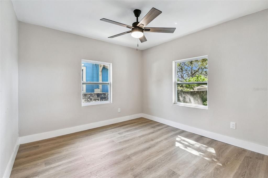 Active With Contract: $267,900 (2 beds, 1 baths, 897 Square Feet)