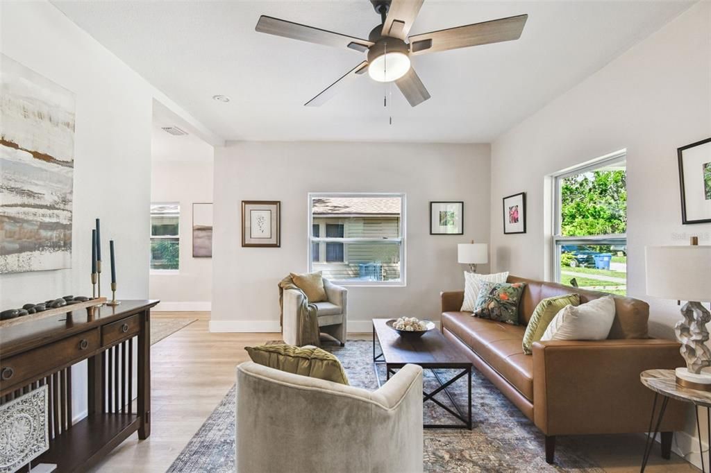 Active With Contract: $267,900 (2 beds, 1 baths, 897 Square Feet)