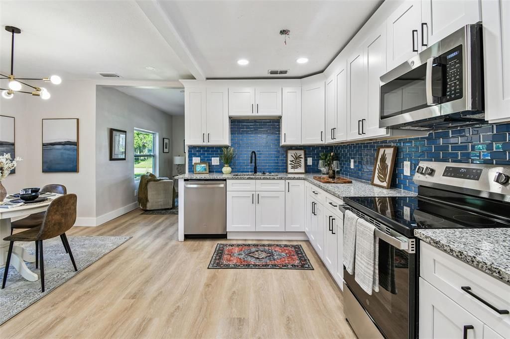 Active With Contract: $267,900 (2 beds, 1 baths, 897 Square Feet)