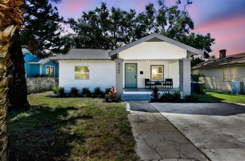 Active With Contract: $267,900 (2 beds, 1 baths, 897 Square Feet)