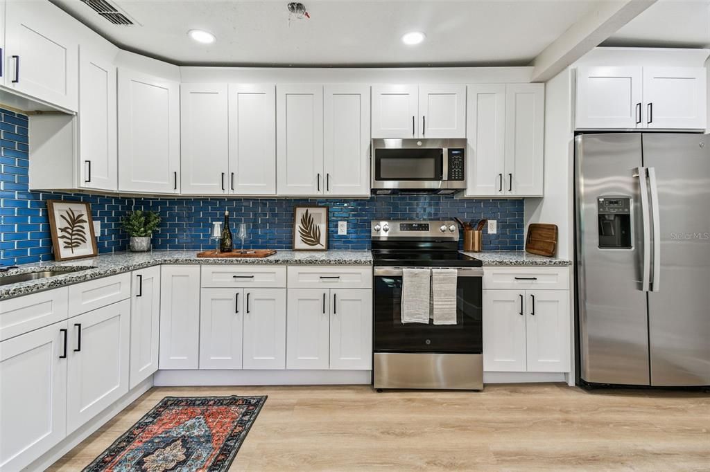 Active With Contract: $267,900 (2 beds, 1 baths, 897 Square Feet)