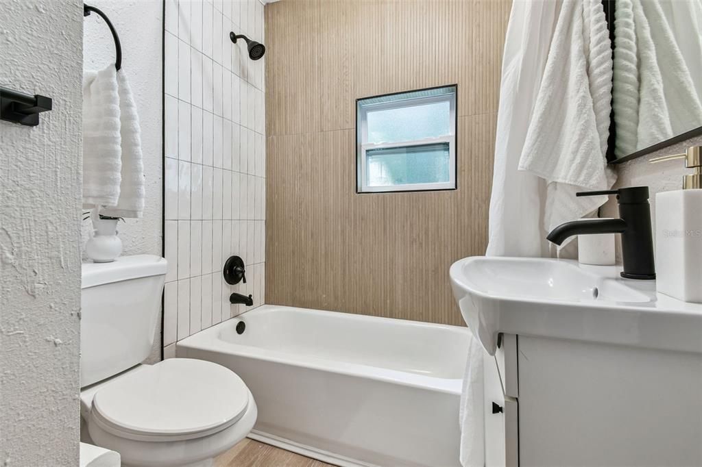 Active With Contract: $267,900 (2 beds, 1 baths, 897 Square Feet)