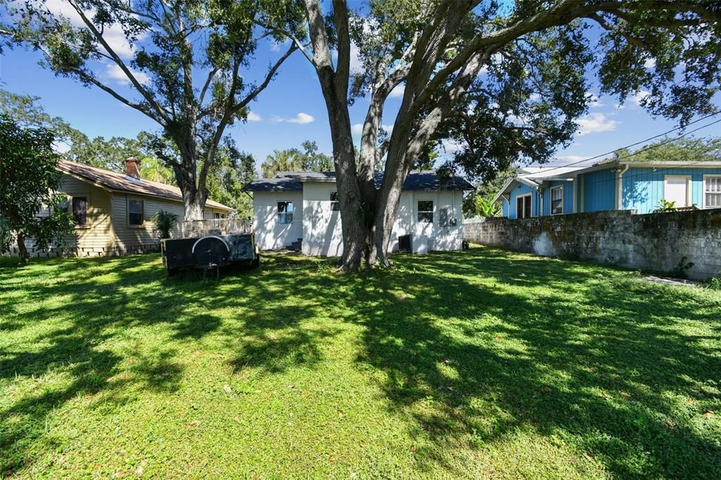 Active With Contract: $267,900 (2 beds, 1 baths, 897 Square Feet)