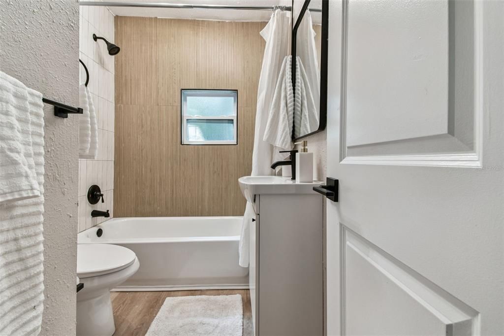 Active With Contract: $267,900 (2 beds, 1 baths, 897 Square Feet)