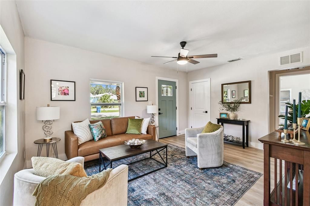 Active With Contract: $267,900 (2 beds, 1 baths, 897 Square Feet)