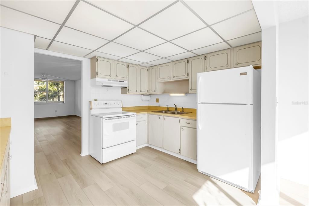 Active With Contract: $125,000 (2 beds, 2 baths, 1035 Square Feet)