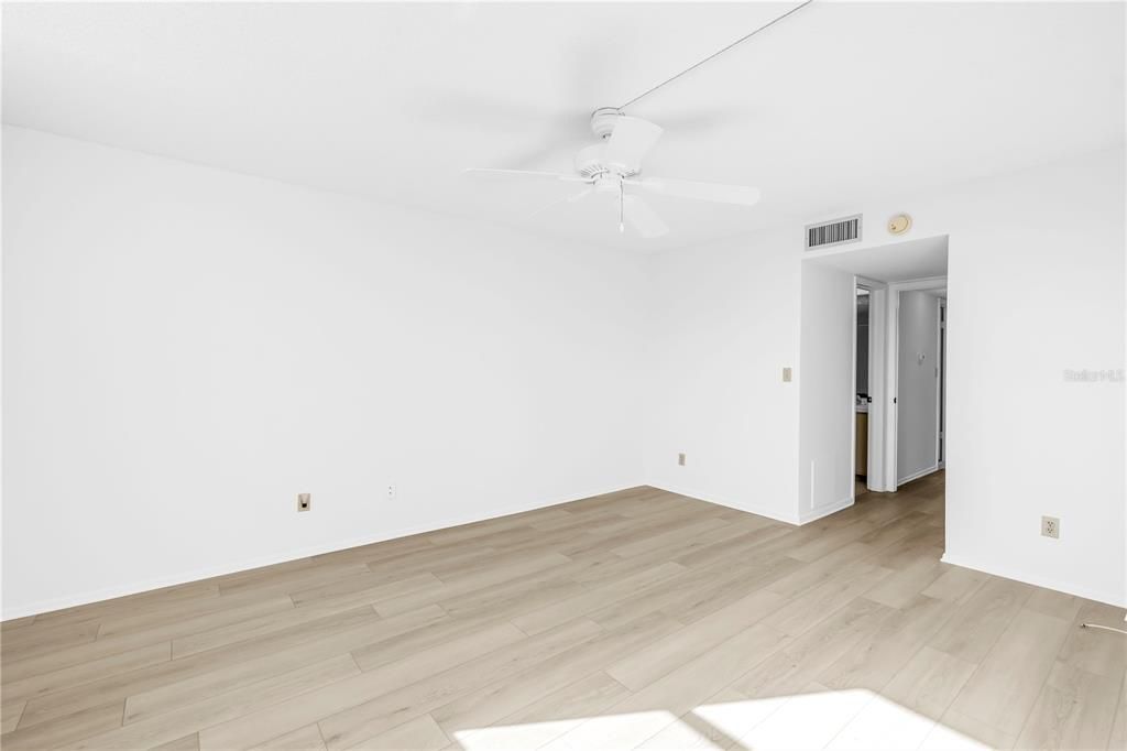 Active With Contract: $125,000 (2 beds, 2 baths, 1035 Square Feet)