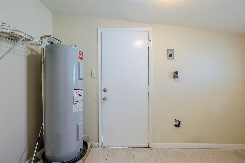 Под контрактом: $319,000 (4 спален, 3 ванн, 1590 Квадратных фут)