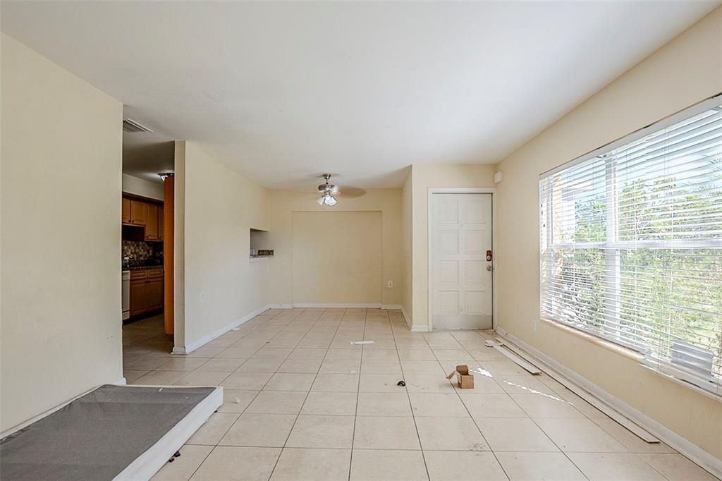 Под контрактом: $319,000 (4 спален, 3 ванн, 1590 Квадратных фут)