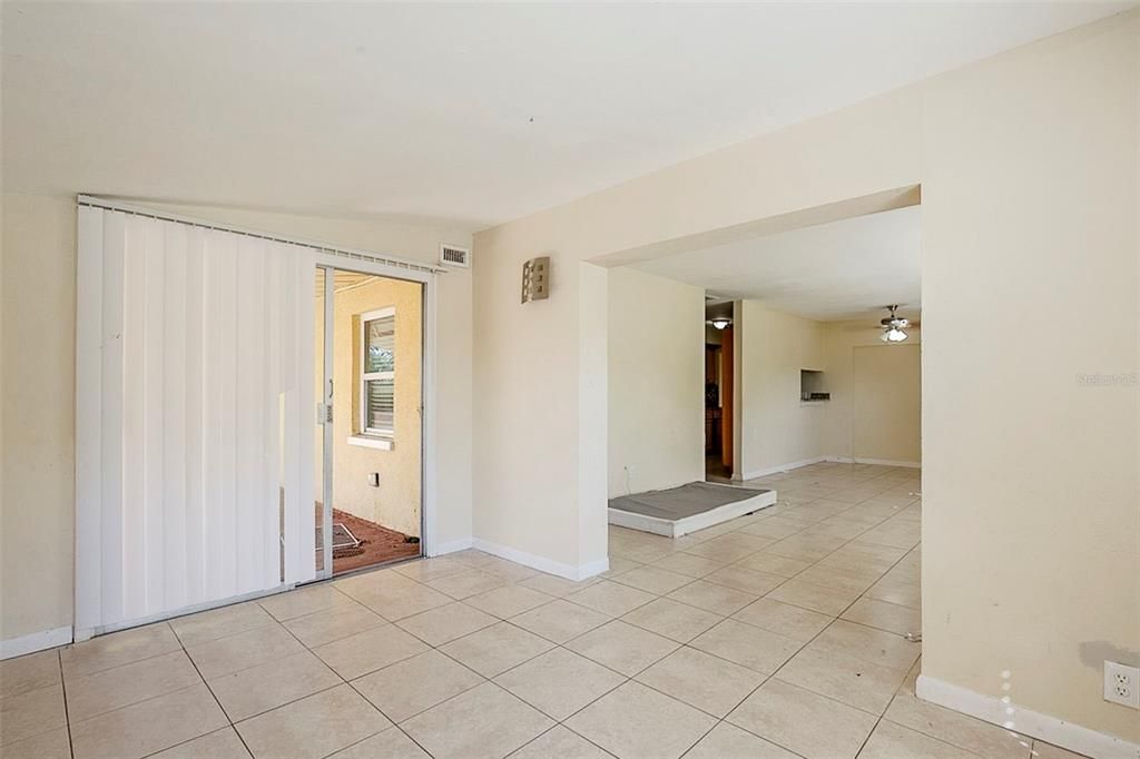 Под контрактом: $319,000 (4 спален, 3 ванн, 1590 Квадратных фут)