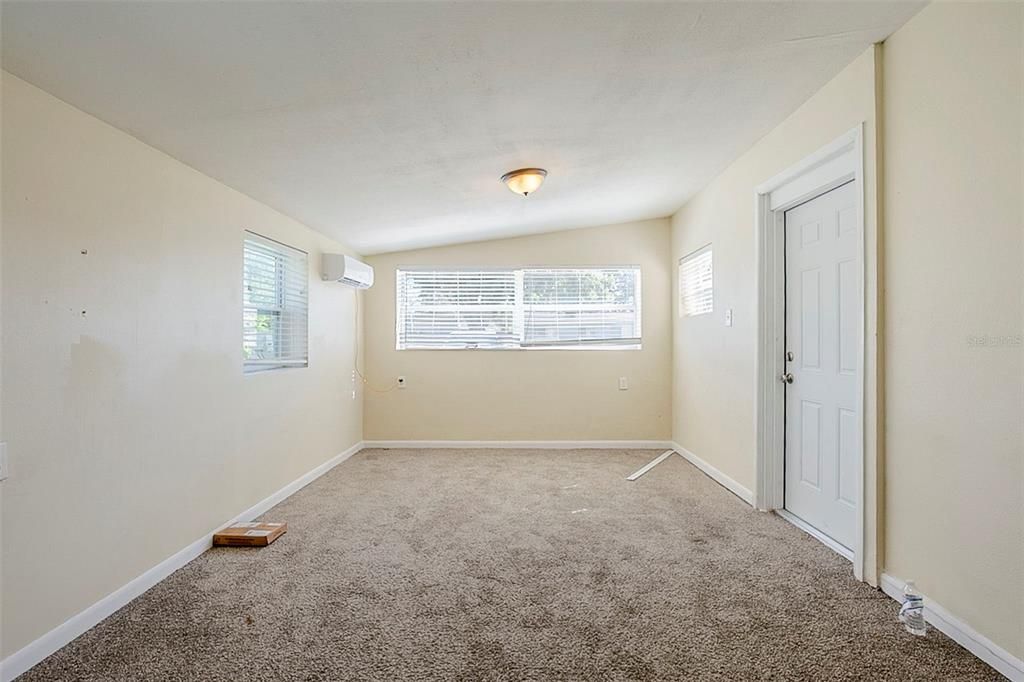 Под контрактом: $319,000 (4 спален, 3 ванн, 1590 Квадратных фут)