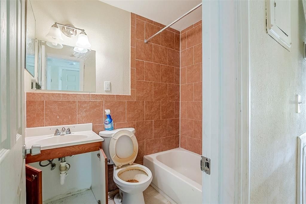 Под контрактом: $319,000 (4 спален, 3 ванн, 1590 Квадратных фут)