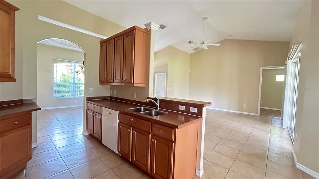 Под контрактом: $1,920 (3 спален, 2 ванн, 1906 Квадратных фут)