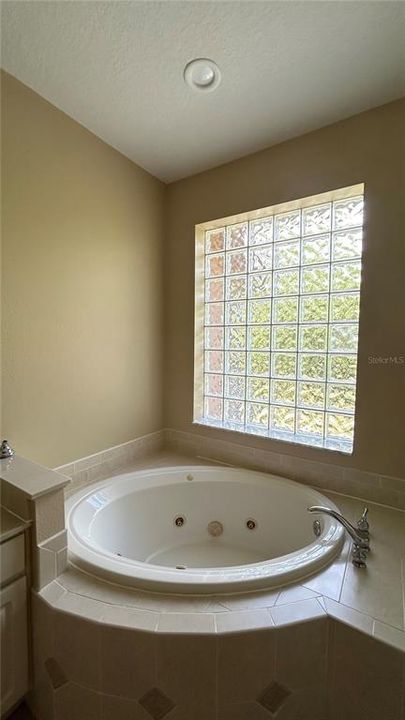 Под контрактом: $1,920 (3 спален, 2 ванн, 1906 Квадратных фут)