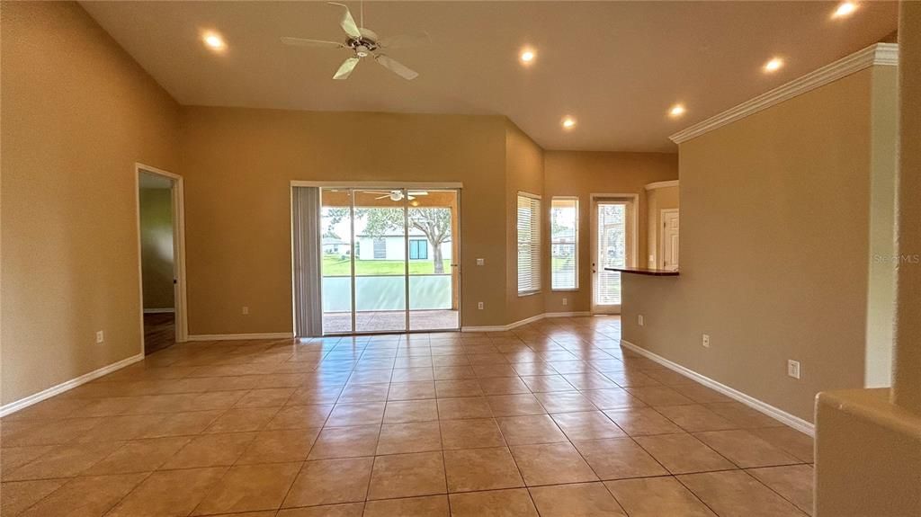 Под контрактом: $1,920 (3 спален, 2 ванн, 1906 Квадратных фут)