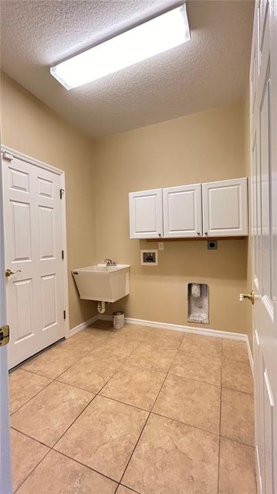 Под контрактом: $1,920 (3 спален, 2 ванн, 1906 Квадратных фут)