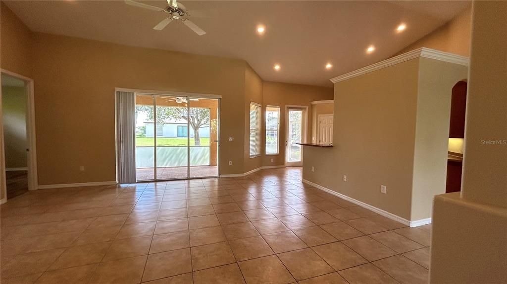 Под контрактом: $1,920 (3 спален, 2 ванн, 1906 Квадратных фут)