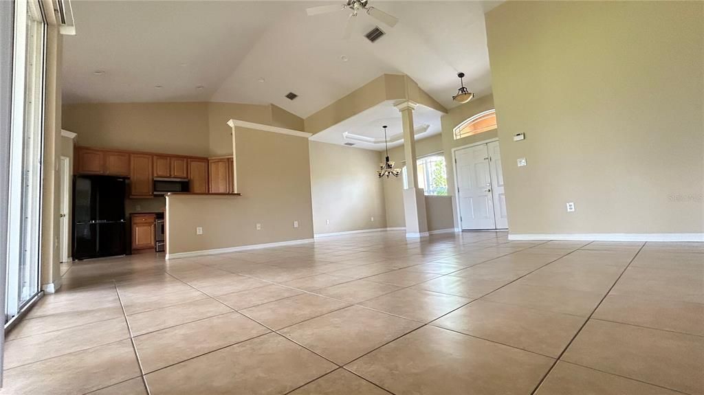 Под контрактом: $1,920 (3 спален, 2 ванн, 1906 Квадратных фут)